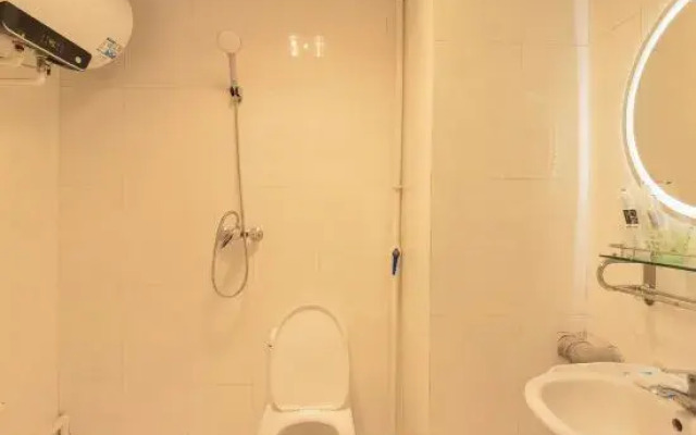Qingling Apartment (Changchun University Satellite Plaza Branch)