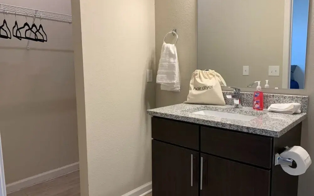 4 Bedroom Cozy House near City Attractions