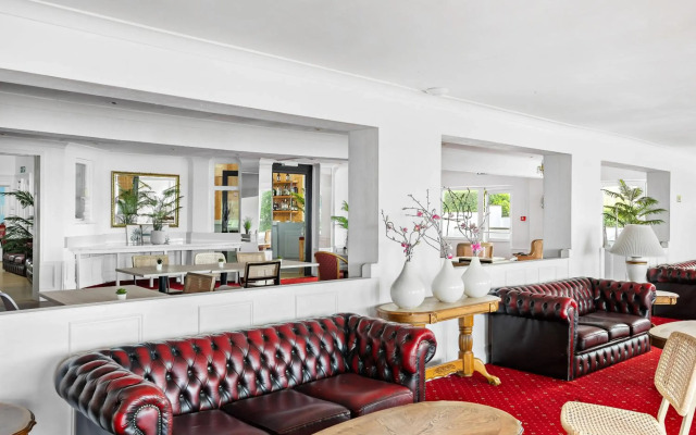 Waters Edge Hotel