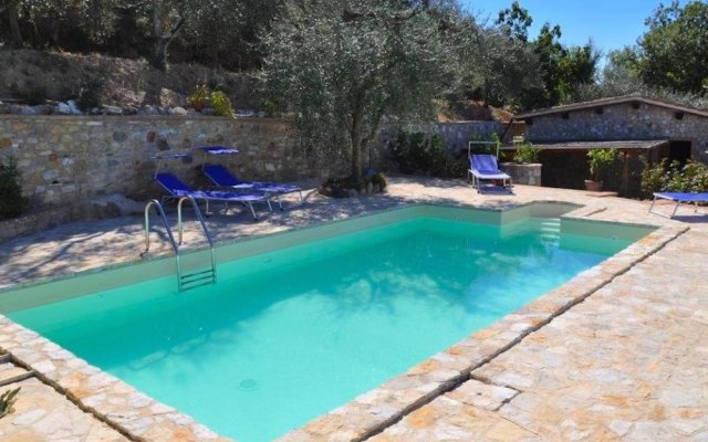 Lush Holiday Home in Rapolano Terme with Swimming Pool
