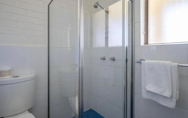 Sunny, 2-bedroom apartment with pool, 200m from Caseys beach