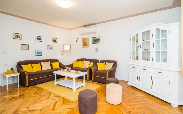 Awesome Apartment in Mlini With Jacuzzi, 3 Bedrooms and Wifi