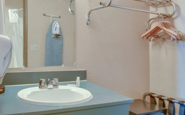 Bridgeway Inn & Suites