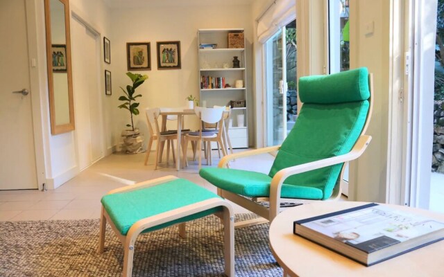 Balmoral Retreat a Garden Haven, 2 Min to Beach