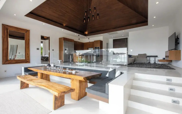 Oceanfront Oasis: Renovated Villa With Pool