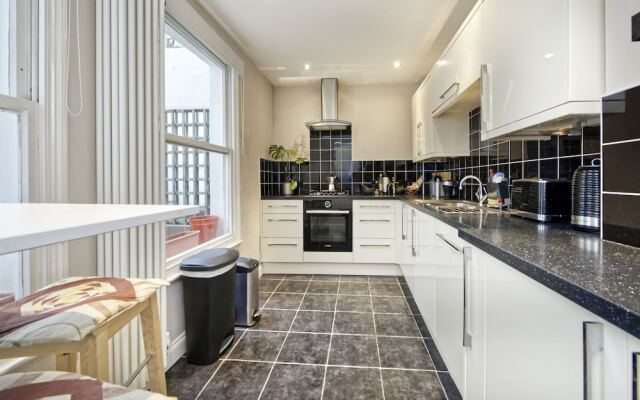 Spacious Pimlico Apartment by Underthedoormat