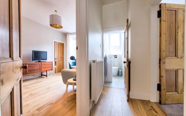 Cool St Stephen Street Apartment: Prime New Town Location