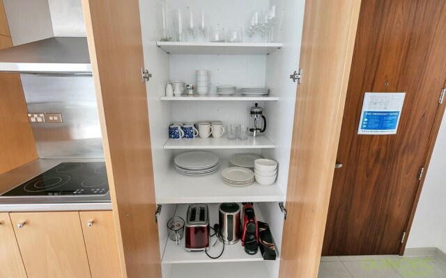 QV Central Upscale Apt in a Hotel (929)