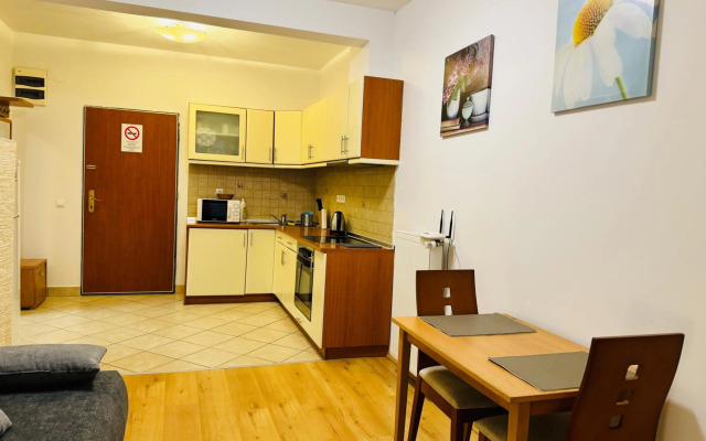 Nice studio for 4 persons, behind Opera house!