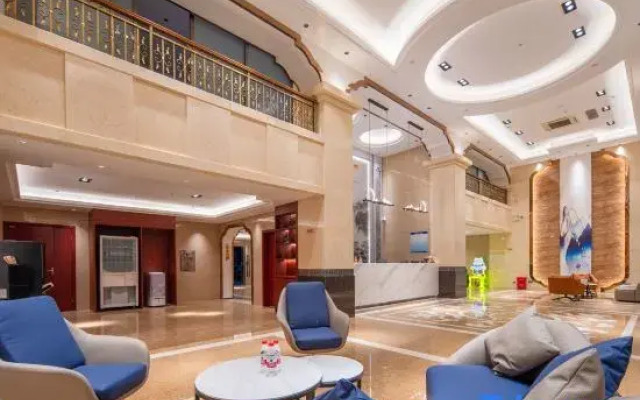 Golden Chau Apartment (Chaozhou Dongbao Plaza Zuoyicheng People's Square)