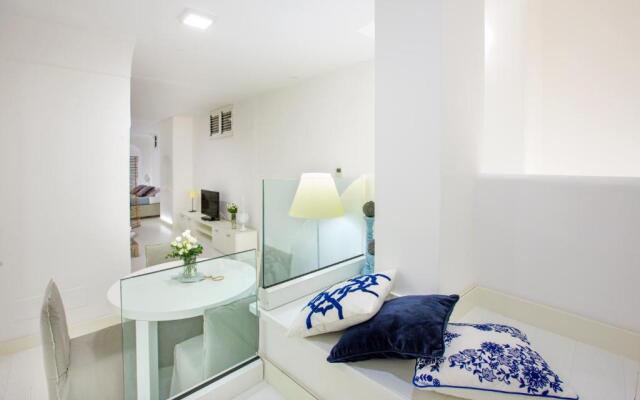White Stylish Apartment 3