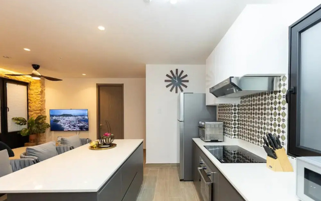 The Elegant Condo by Acomodo