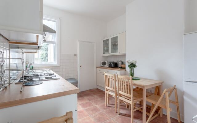 Spacious 4 Bedroom House Close to Tooting Station