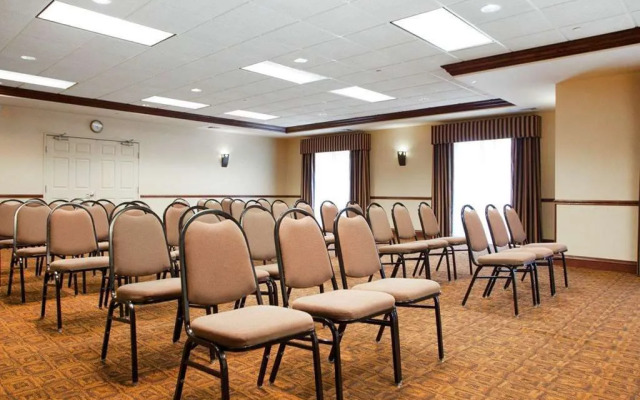 Holiday Inn Express And Suites Milwaukee Nw Park Place by IHG