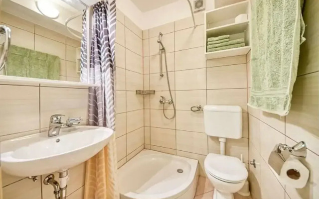 Ennio - 100m From the Beach - A2 Zeleni