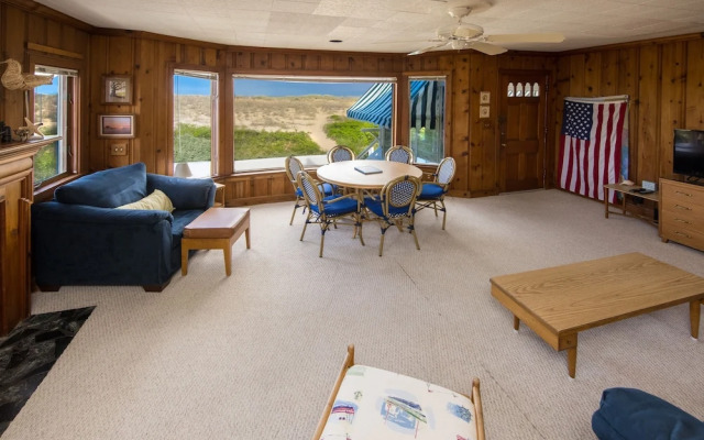 Harshaw Beach House 6 Bedroom Home by Redawning