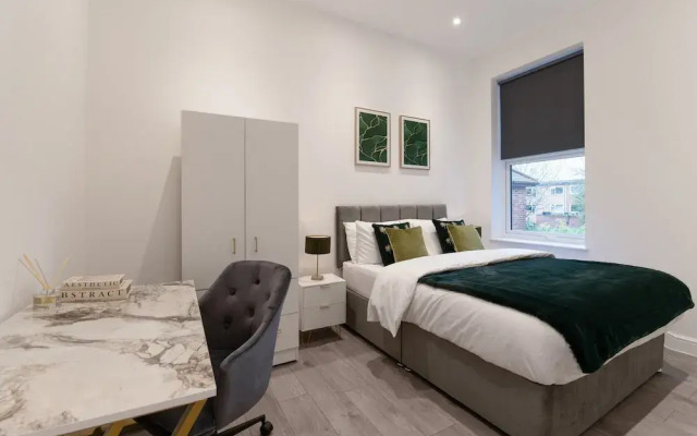 Woodside Park 3 Bedroom Apt with Parking