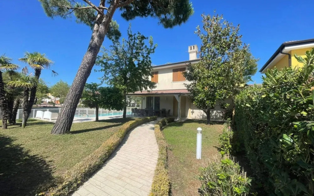 Delightful Villa With Garden and Pool in Albarella