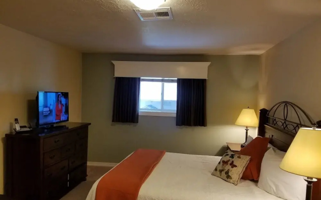 Redwood Garden Inn