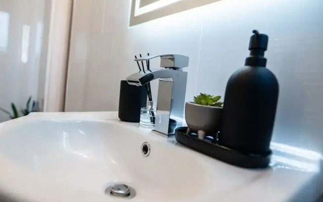 Manchester - 4 Beds - Sleeps 7 - Street Parking