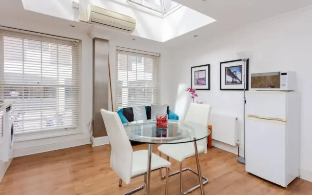 Airy Studio Apartment in Vibrant East London