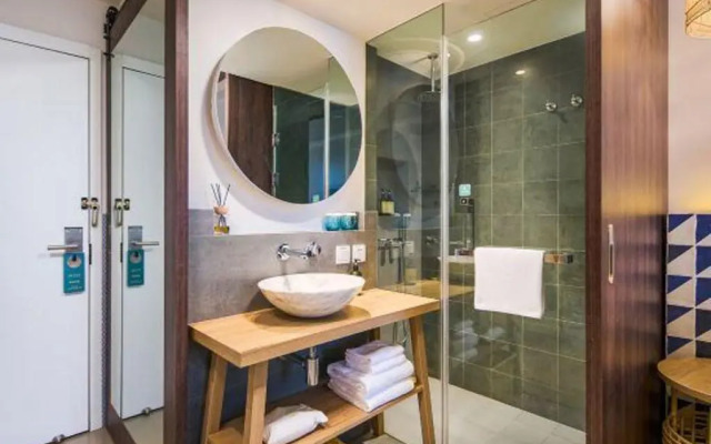 O. LIVE Social Shanghai Xinzhuang Subway Station