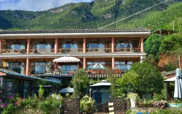 Lugu Lake Cloud - Sea Stacked Courtyard