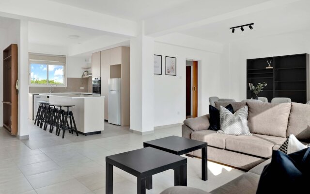 Phaedrus Living: Romanou Modern City Center Flat