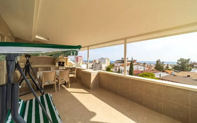 Spacious and Central Apartment near Lara Beach in Muratpasa, Antalya