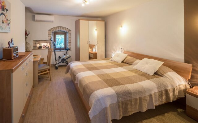 Stunning Home in Sosici With Wifi and 2 Bedrooms