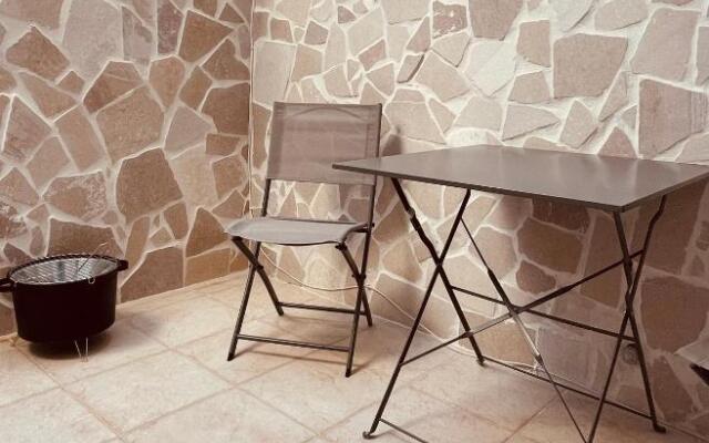 Lovely 2 bedroom rental unit,patio and close beach