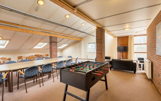 Well Furnished Home for Groups with Fireplace near Water