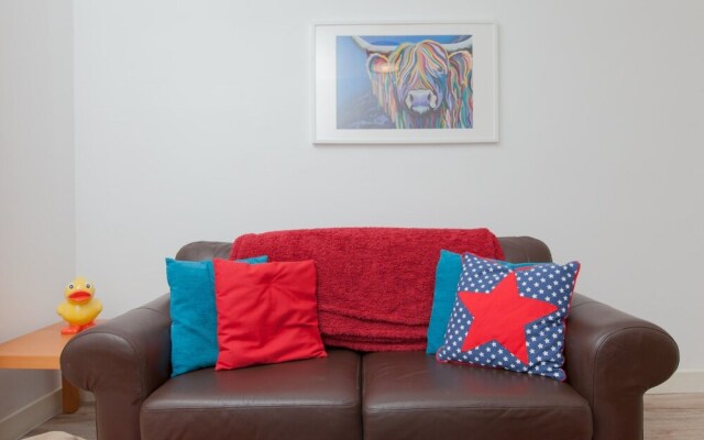 Connected & Convenient: Newly-renovated Flat for 2