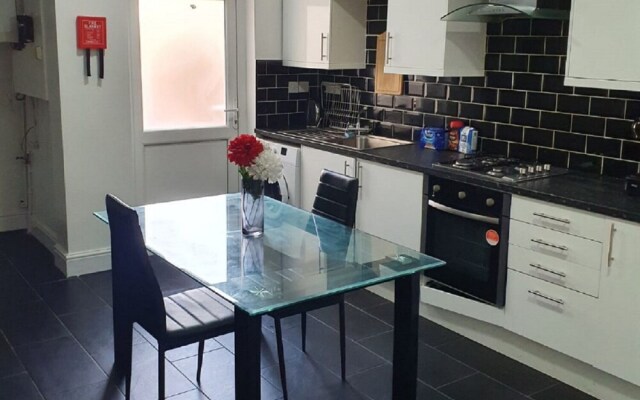 Modern 4 Bedroom House Near City Center
