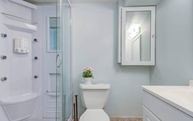 Modern Townhouse w/ Pool Table by Cozysuites