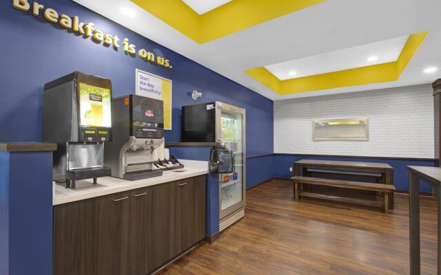 Days Inn and Suites Lindsay