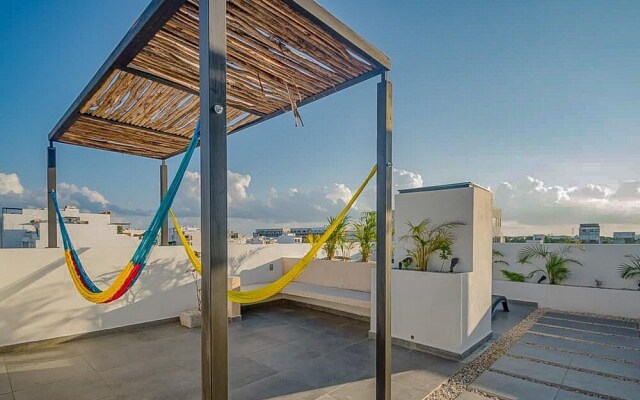 Queen Studio PDC Oasis Pool Rooftop Lounge Walk to 5 Avenida Best Playa Beaches