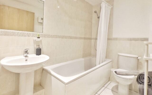 Central Spacious & Stylish Apartment