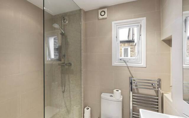 Modern & Cosy Three Bedroom Apartment in Queen's Park