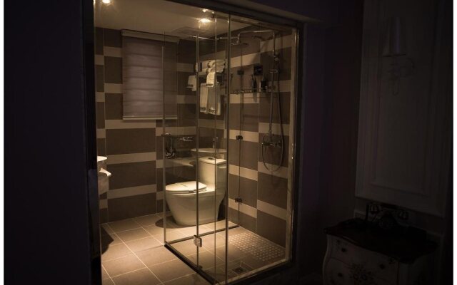 Revolver Theme Design Hotel