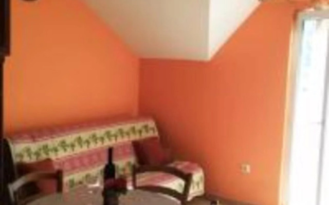 Laura Apartments