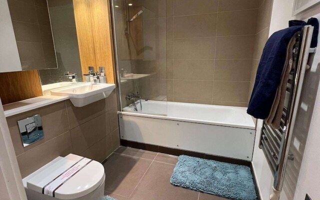 Impeccable 2-bed Apartment in Erith