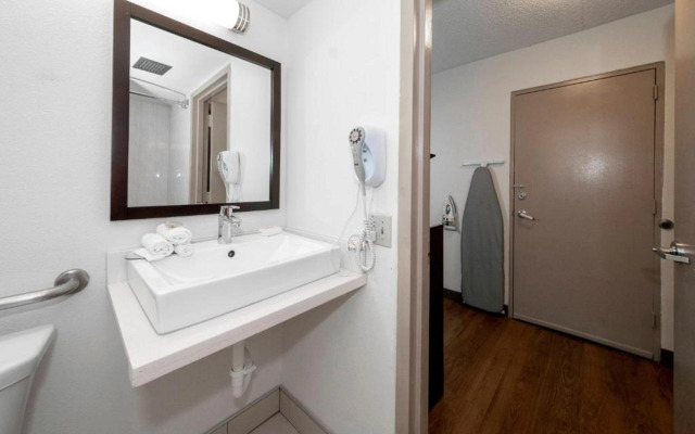 Red Roof PLUS+ Newark Liberty Airport - Carteret