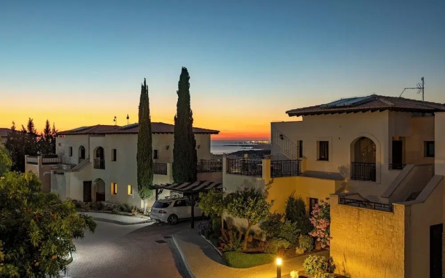 Bright Apartment With Shared Pool in Aphrodite Hills
