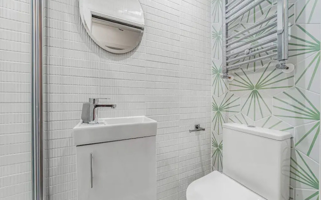Spacious Room In Morden