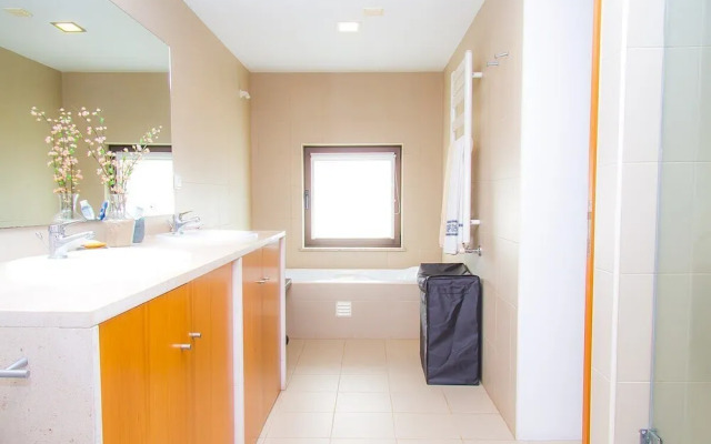 Liiiving in Caminha Oak Tree Chill House