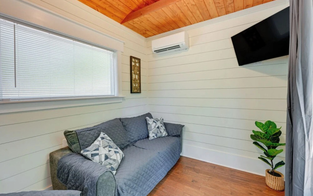 Near Main Street w/ Hot Tub: Retreat in Hiawassee!