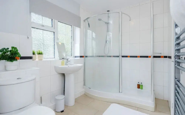 Ascot Pet Friendly 4 Bed House Parking