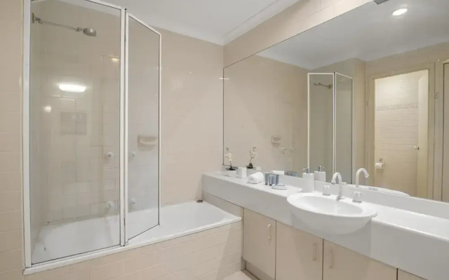 Central 2-bed Pad With Tennis Court,