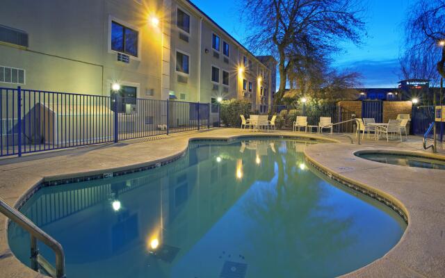 Holiday Inn Express Airport - Tucson, an IHG Hotel